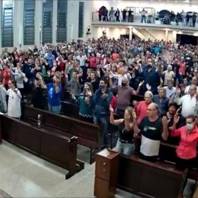Missas de madrugada lotam igreja em São Bento do Sul durante a Quaresma