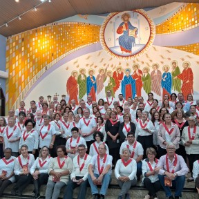Paróquia Divino Espírito Santo realiza envio de mais de 100 novos membros para o Apostolado da Oração