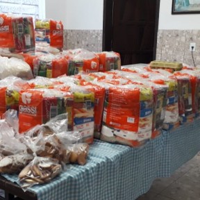 Paróquia Nossa Senhora de Belém entrega cestas básicas para 39 famílias
