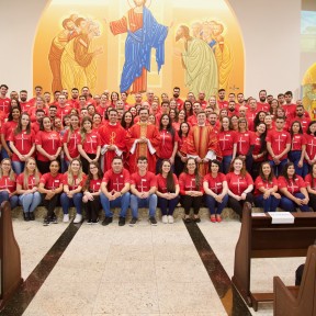 Paróquia Nossa Senhora de Fátima do Glória realiza Missa de Crisma de 130 adultos