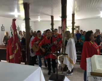 Comitiva na comunidade mais longe da paróquia. Cristo Rei no Saí Mirim (foto anterior à pandemia)