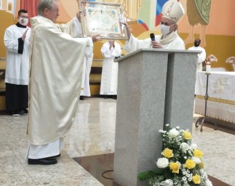 Bispo de Joinville entrega o quadro com a bênção apostólica assinada pelo Papa Francisco