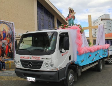 3 mil veículos participam de procissão motorizada em homenagem a Nossa Senhora Auxiliadora em Joinville