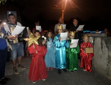 Crianças participam da campanha Pequenos Reis Magos