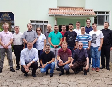 Bispos e seminaristas de Joinville e Rio do Sul registram encontro 