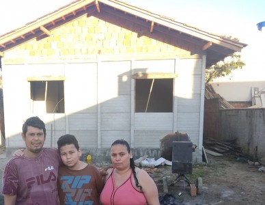 Carpintaria de São José ajuda a reconstruir casa destruída por incêndio