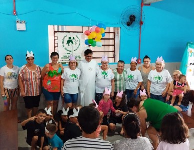 Crianças recebem chocolates na Celebração da Vida no bairro Comasa