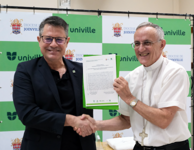 Diocese de Joinville e Univille firmam acordo para preservação de documentos históricos