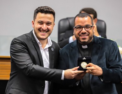 Padre Fábio Almeida recebe homenagem na Câmara de Vereadores