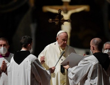 Papa aos consagrados: abrir os braços a Cristo e aos irmãos, sem deixar roubar a alegria