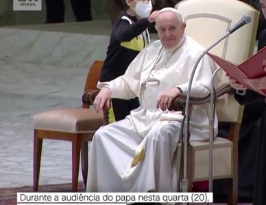 Papa presenteia criança com um solidéu