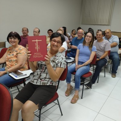 Paróquia do bairro Petrópolis realiza formação para fiéis sobre o novo Missal Romano